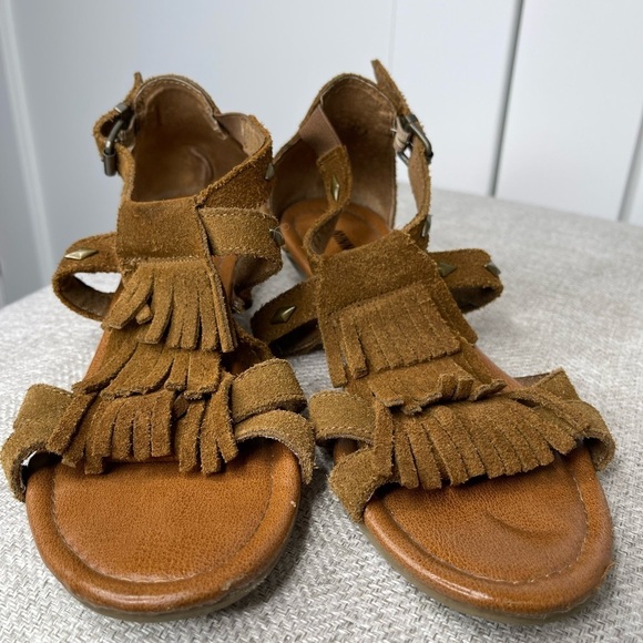 Minnetonka Moccasin Sandals Suede Tassel Fringe Women’s Size 7 BOHO - Picture 2 of 5